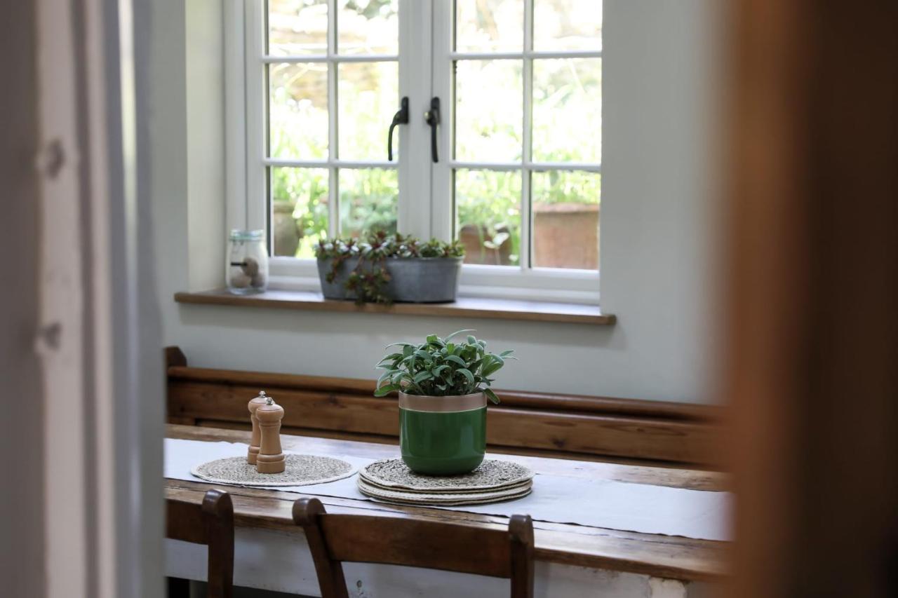 Coombers Mead Cottage Тетбери Экстерьер фото