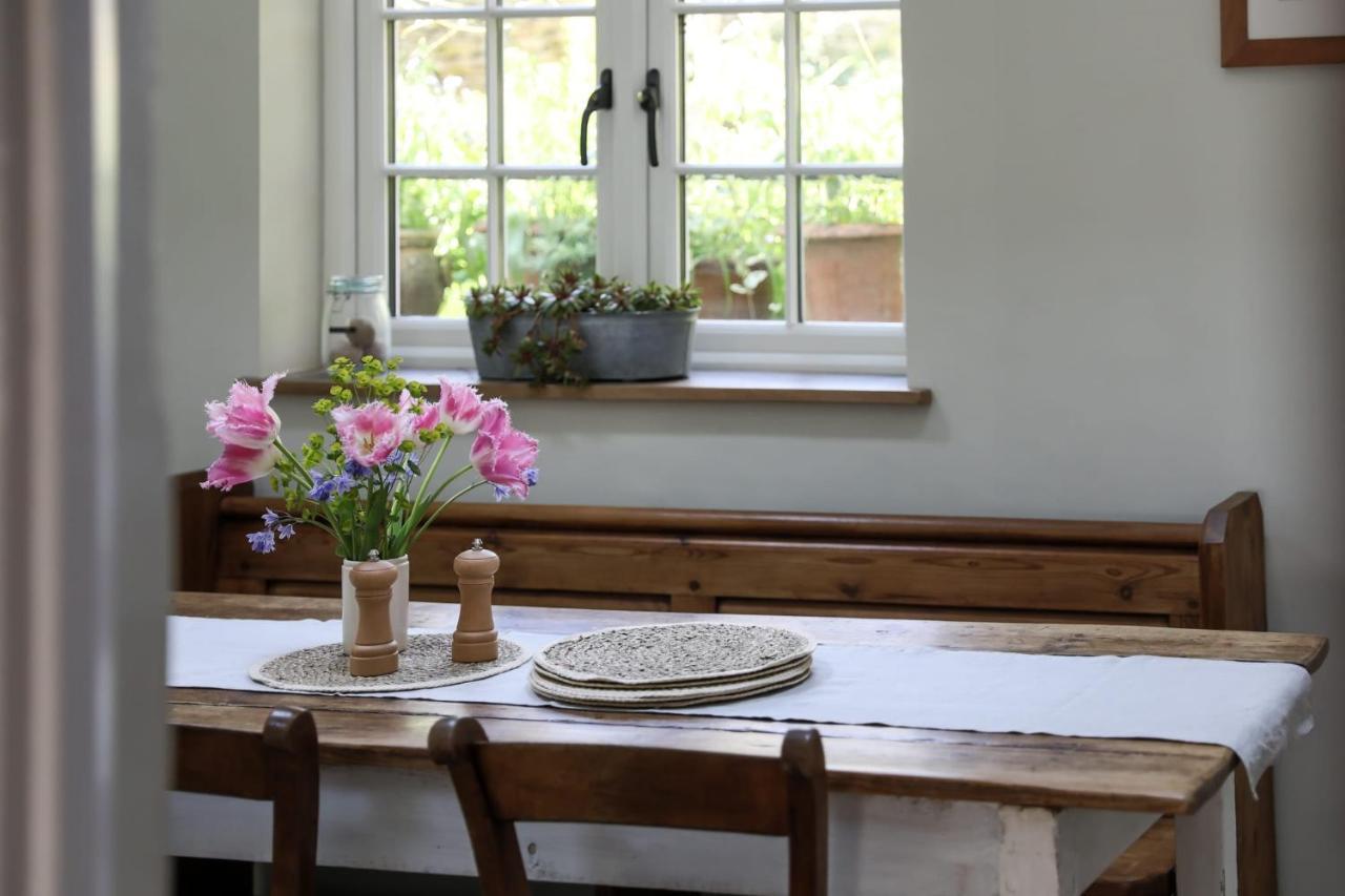Coombers Mead Cottage Тетбери Экстерьер фото